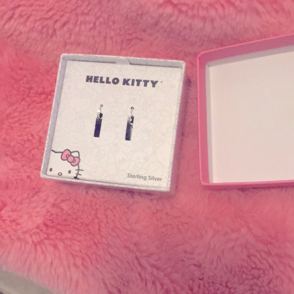 Selling hello kitty earrings never been worn